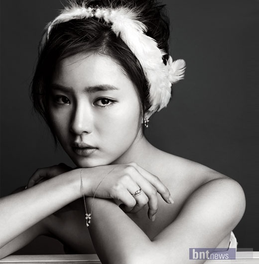 Shin Se Kyung Shows Off Her Beauty with a Selca on Set