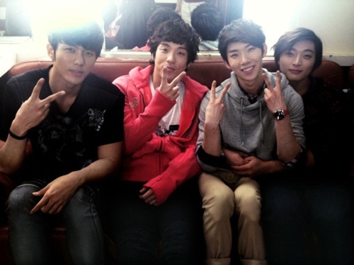 Jo Kwon’s Adorable Photo Celebrating 2AM’s 1000-Day Anniversary