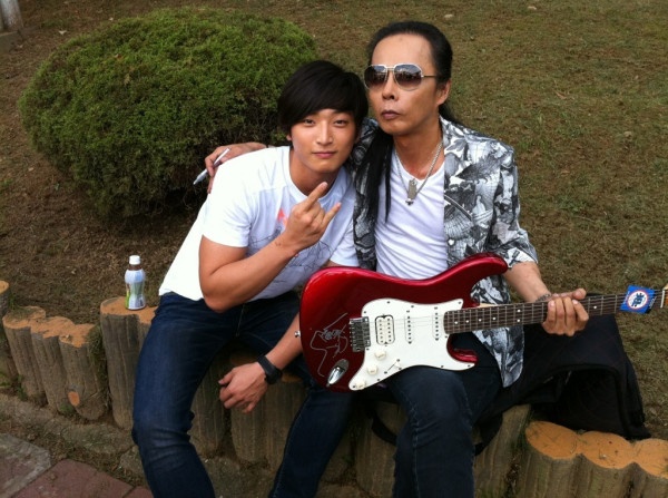 2AM’s Jinwoon Meets Rock Band Boohwal in "Jinwoon’s Diary #2"