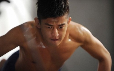 Yoo Ah In Takes His Shirt Off for "Fashion King" Every Episode!
