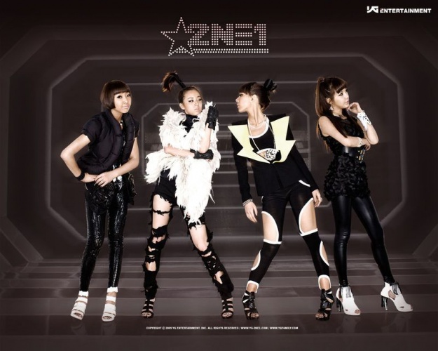 Japanese Comedian Bows in Respect to 2NE1