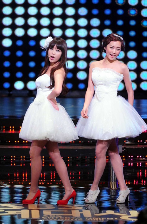 IU, Nicole, and Gahee Perform at SBS Entertainment Awards