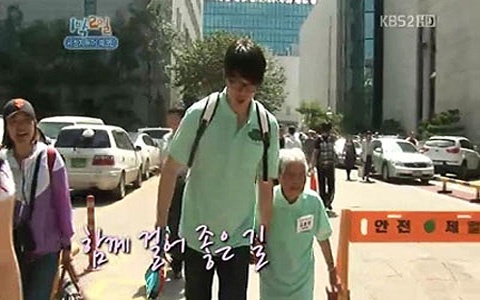 Angel-smiler Sung Si Kyung Takes Care of Grandparents