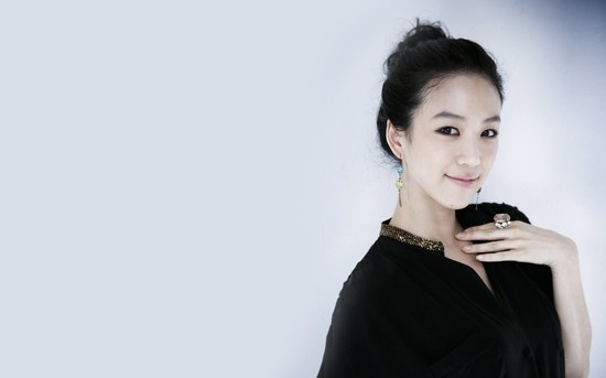 Jung Ryeo Won Snaps Photos with World Famous Model Cole Mohr