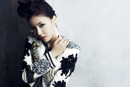 Hyomin Commits an Honest Mistake At The Airport