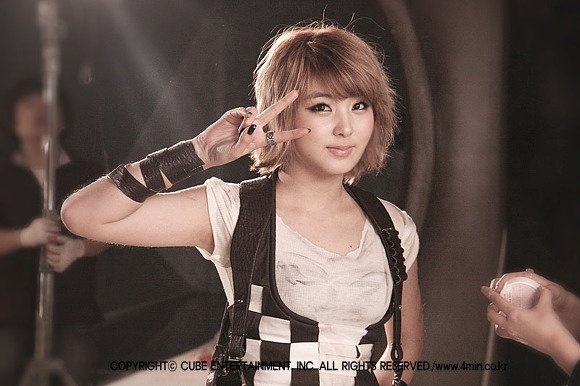 4minute’s Kwon So Hyun Reveals "Business Woman" Selca