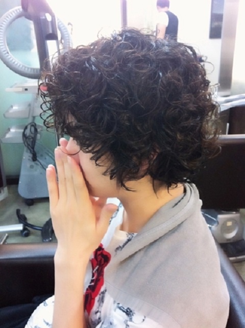 Super Junior’s Heechul Perming His Hair