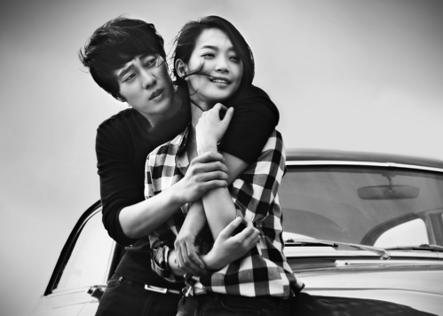 So Ji Sub and Shin Min Ah Captured at the Airport