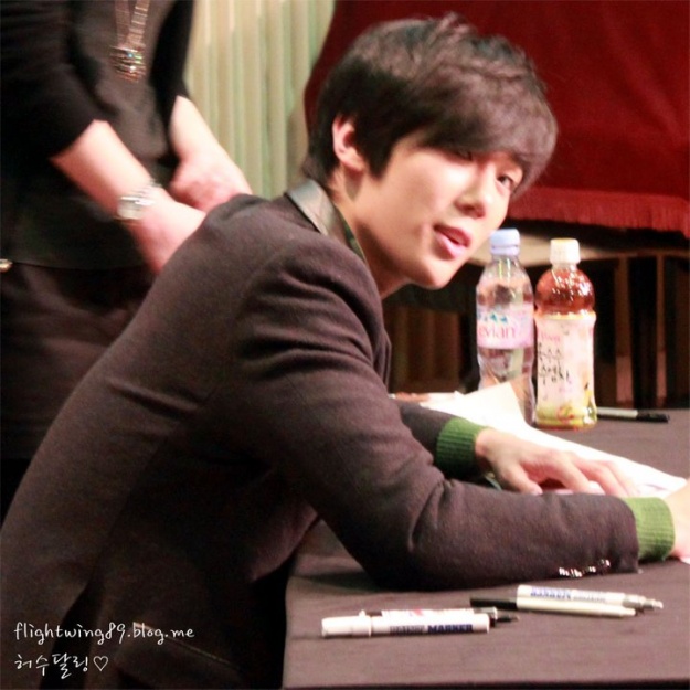 Park Jung Min Reacts to Frightening Fan At Signing Event!