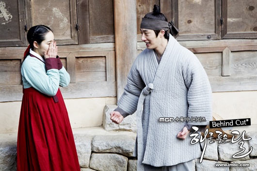 Jung Il Woo and Han Ga In Clown Around Between Filming "The Moon that Embraces the Sun"
