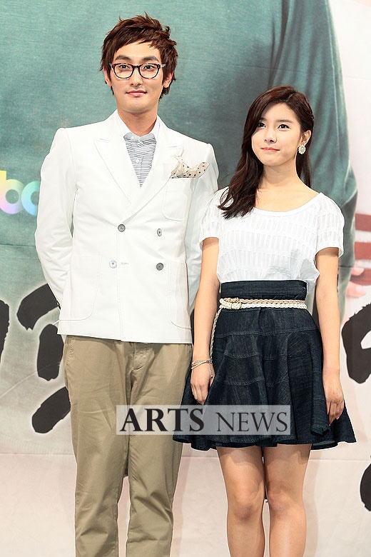 Kim So Eun Snaps a Photo with Kangta – Where’s Junho??