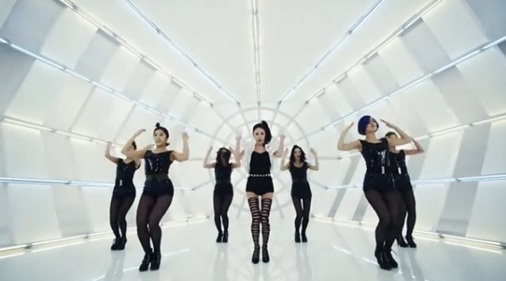 Kan Mi Youn Releases Dance Version of "Paparazzi"