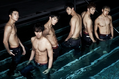 2PM’s Nichkhun and Taecyeon Impressed by Wooyoung’s Ripped Arms