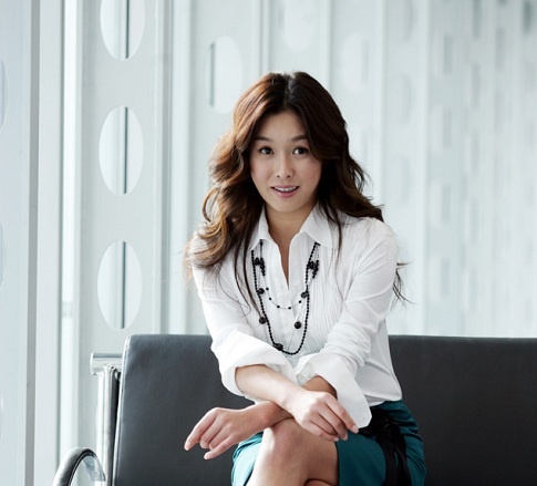 Hyun Young Announces Wedding Date