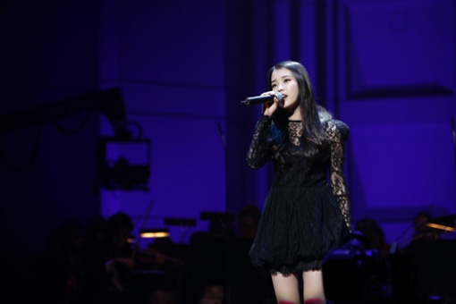 IU’s Japanese Showcase a Success with an Audience of 4,000