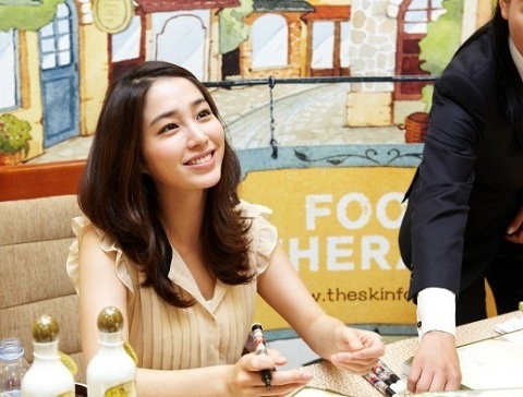 Actress Lee Min Jung Cuts Off Her Long Locks
