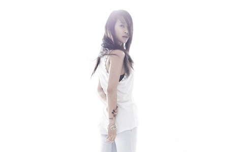 Baek Ji Young’s Music Video For "Average"