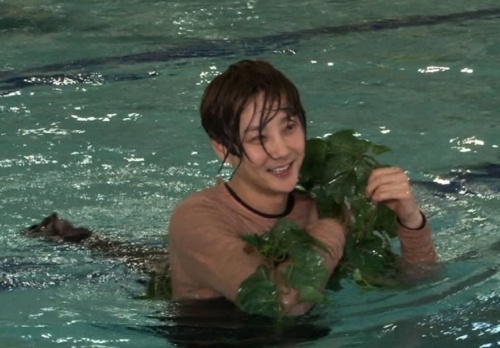 Shin Hye Sung Loses Tarzan Skirt on “Shinhwa Broadcast”
