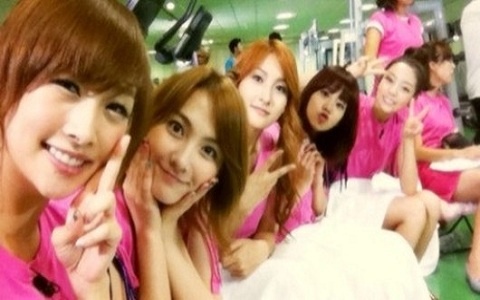 Kara’s Nicole Reveals On-Set Photo For KBS "Happy Together" Recording