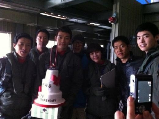 Rain Celebrates 30th Birthday on the “Red Muffler” Movie Set