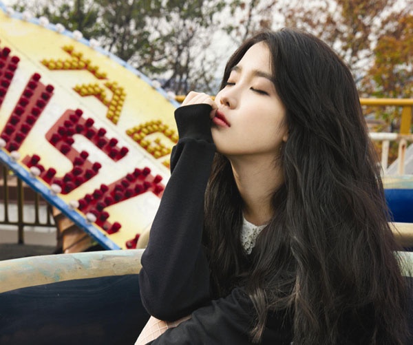IU Spotted in Disneyland