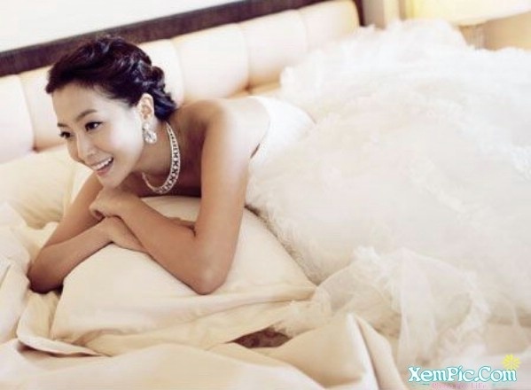Kim Hee Sun Shows Off Alluring Charms of a Mature Woman in "Elle Magazine"