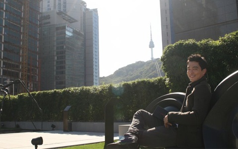 Daniel Henney Shares Vacation Photo with Mango in Los Angeles