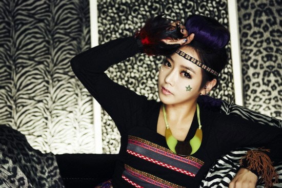 T-ara Soyeon Stands on Stage Despite Injury