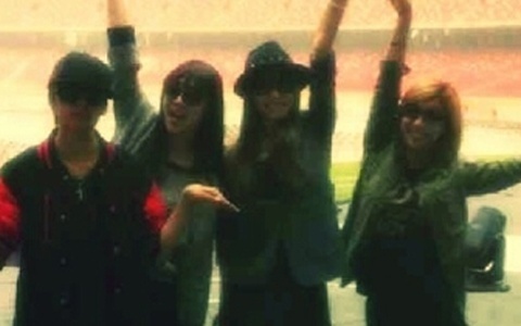 me2day: f(x) Poses for a Photo in Beijing
