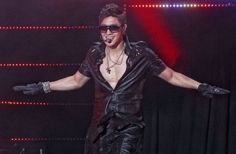 Kim Hyun Joong Spots a Fainted Teenage Fan during His First Showcase