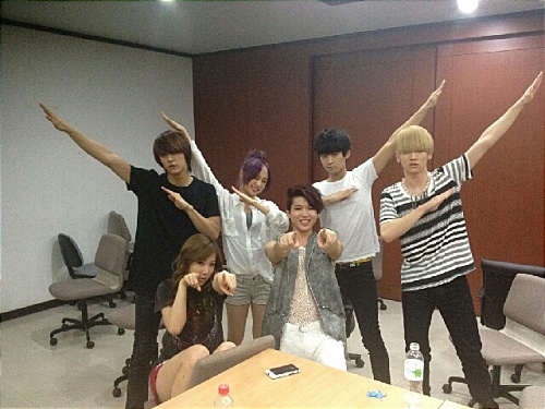 SHINee’s Key Snaps Photo with “91-Line” Idol Stars