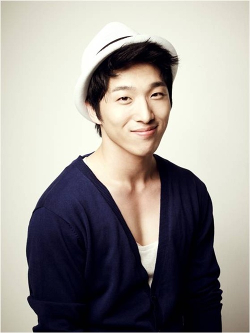 Big Bang Taeyang’s Older Brother To Debut