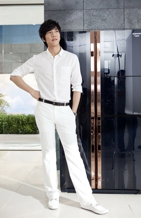 Lee Seung Gi Holds Successful Fan Meeting in Japan