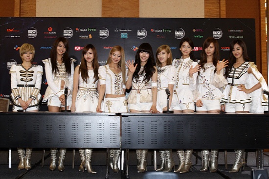 2011 MAMA Press Conference: SNSD and Super Junior