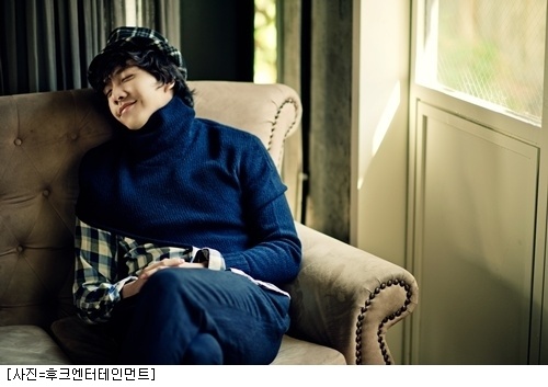 Lee Seung Gi Releases MV for "Because We’re Friends"