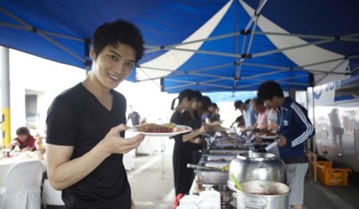 Fans of JYJ’s Jaejoong Treats the "Protect the Boss" Staff to a Buffet