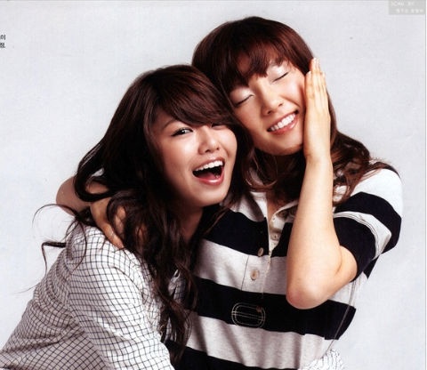 SNSD Tae Yeon & Soo Young Fooling Around for the Camera!