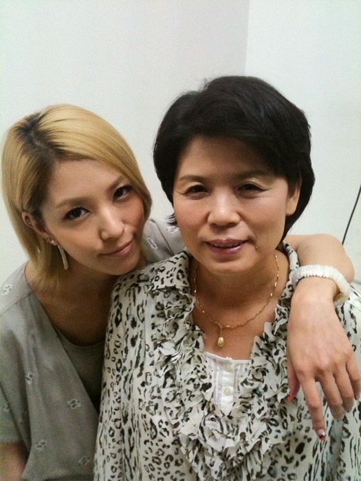 BoA Gets Chummy With Her Mom