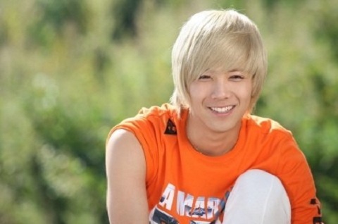 F.T. Island’s Lee Hong Ki Reveals His Toned Figure