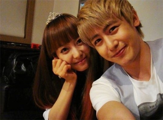 2PM’s Nichkhun Back Hugs F(x)’s Victoria on "We Got Married"