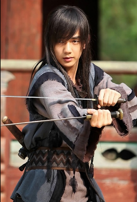 Yoo Seung Ho Fractures his Skull in Severe Car Accident