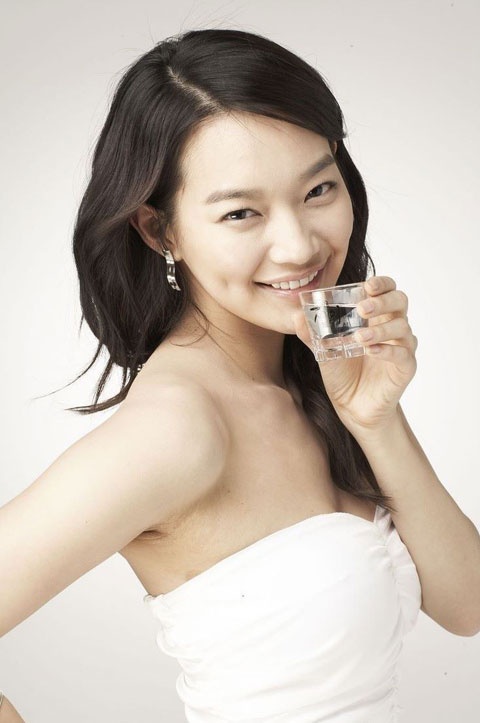 Shin Min Ah’s Old Photo of Crooked Eyebrows Humors Fans