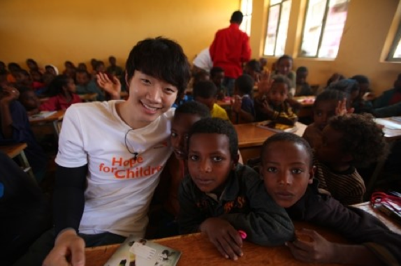 2PM’s Junho Volunteers in Ethiopia