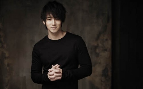 Hwanhee Congratulates Kim Hyun Joong on His Solo Debut