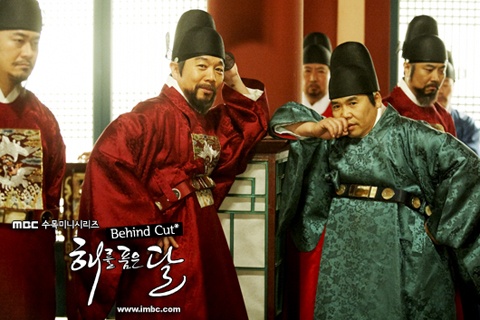 Amusing Error in “The Moon that Embraces the Sun” Humors Fans