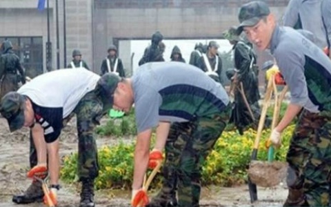 Lee Jun Ki Helps Out In Relief Operations