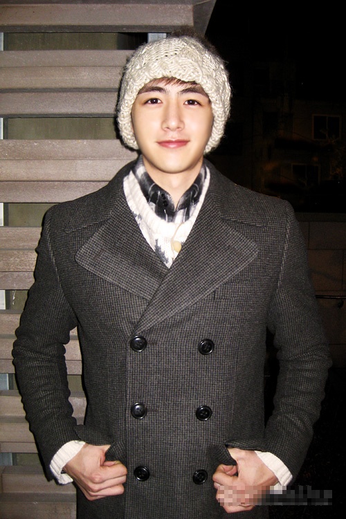 2PM’s Nichkhun Keeps Warm in Korea