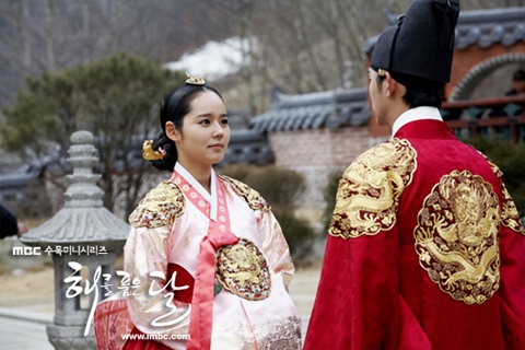 "The Moon that Embraces the Sun" Episode 15 Preview