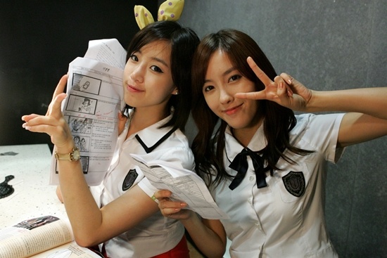 T-ara Takes Photos at Frankfurt Airport