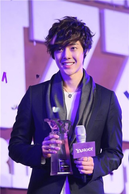 Kim Hyun Joong and Jang Geun Suk Win Big at Yahoo! Buzz Awards